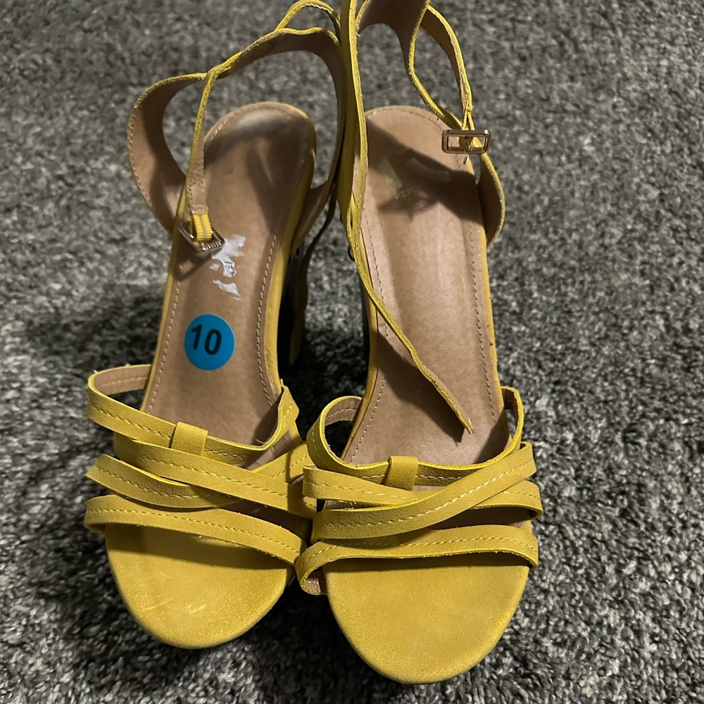 Women Report Block heel.